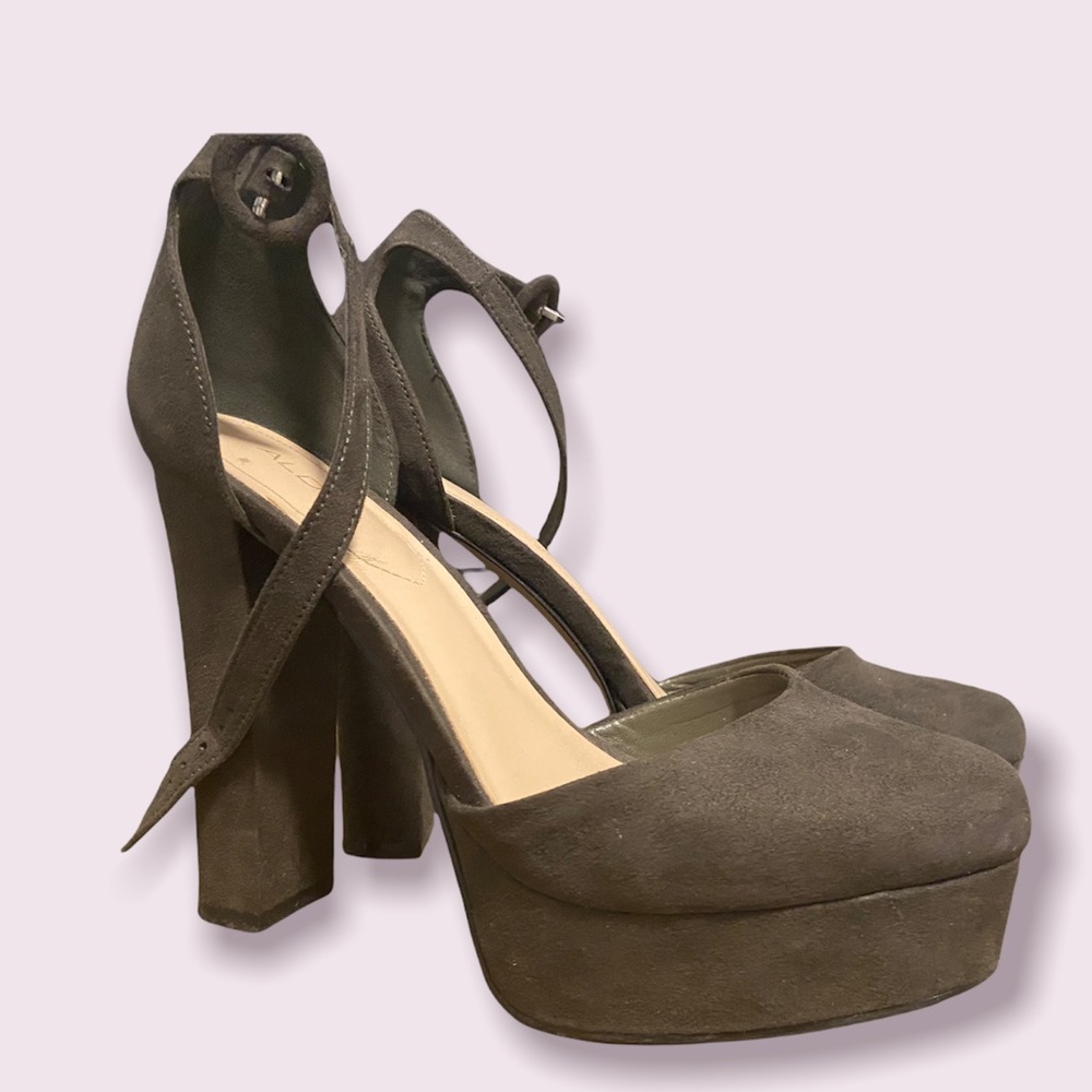Khaki closed high heels